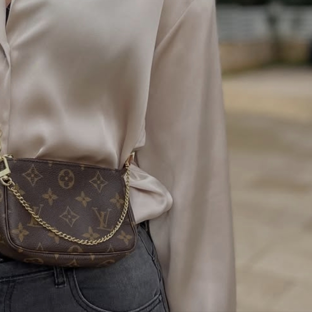 Authentic Louis Vuitton Brown Monogram Mini Pochette in Excellent Condition - Picture 3 of 13
